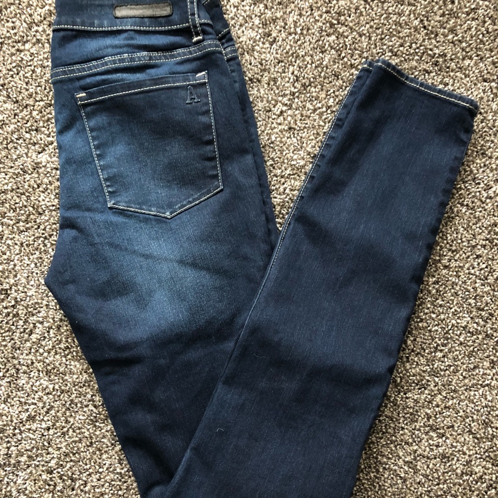 Dark wash no wholes Article of society jeans 25